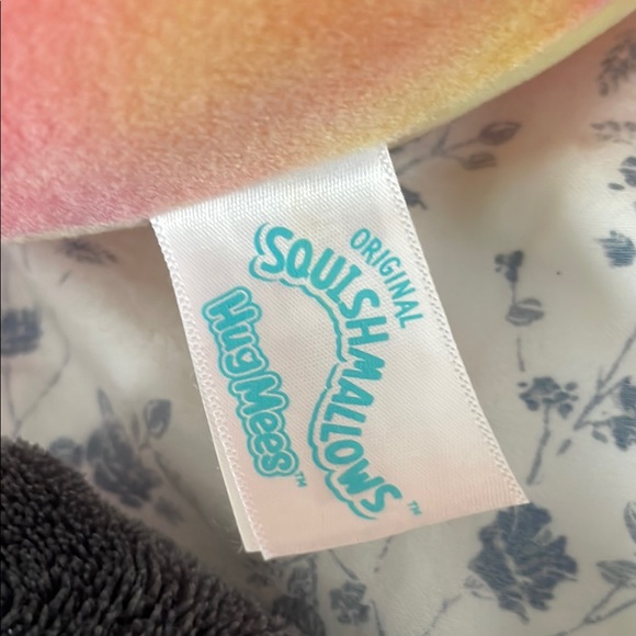 Squishmallows Hug Mees Plush Toy- Yus - Picture 6 of 6